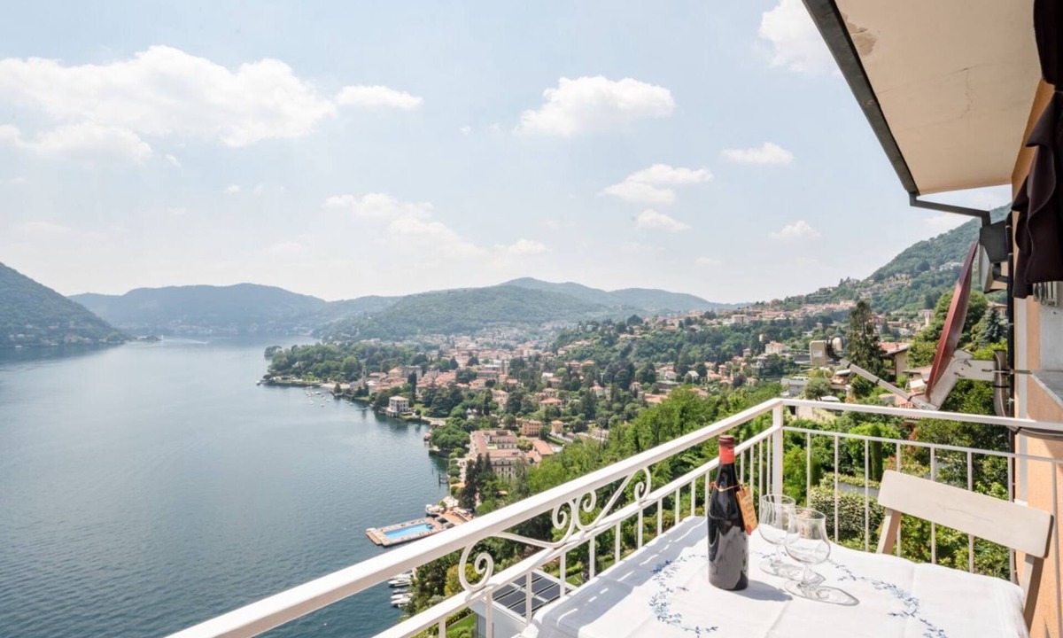 Cernobbio Apartment | GuestHost - Bright and welcoming studio apartment located in Cernobbio in an elevated position, in a hilly and residential area of the village! The apartment boasts a truly superb lake view: you can admire a unique panorama, which ranges from the swimmin