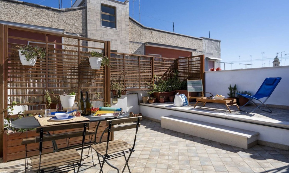 Mola di Bari Apartment | GuestHost - Bright apartment perfect for 5 people, located among the buildings typical of the center of Mola di Bari and which boasts every comfort, including two terraces with a suggestive view of the bell towers and the sea. Nestled between the charact