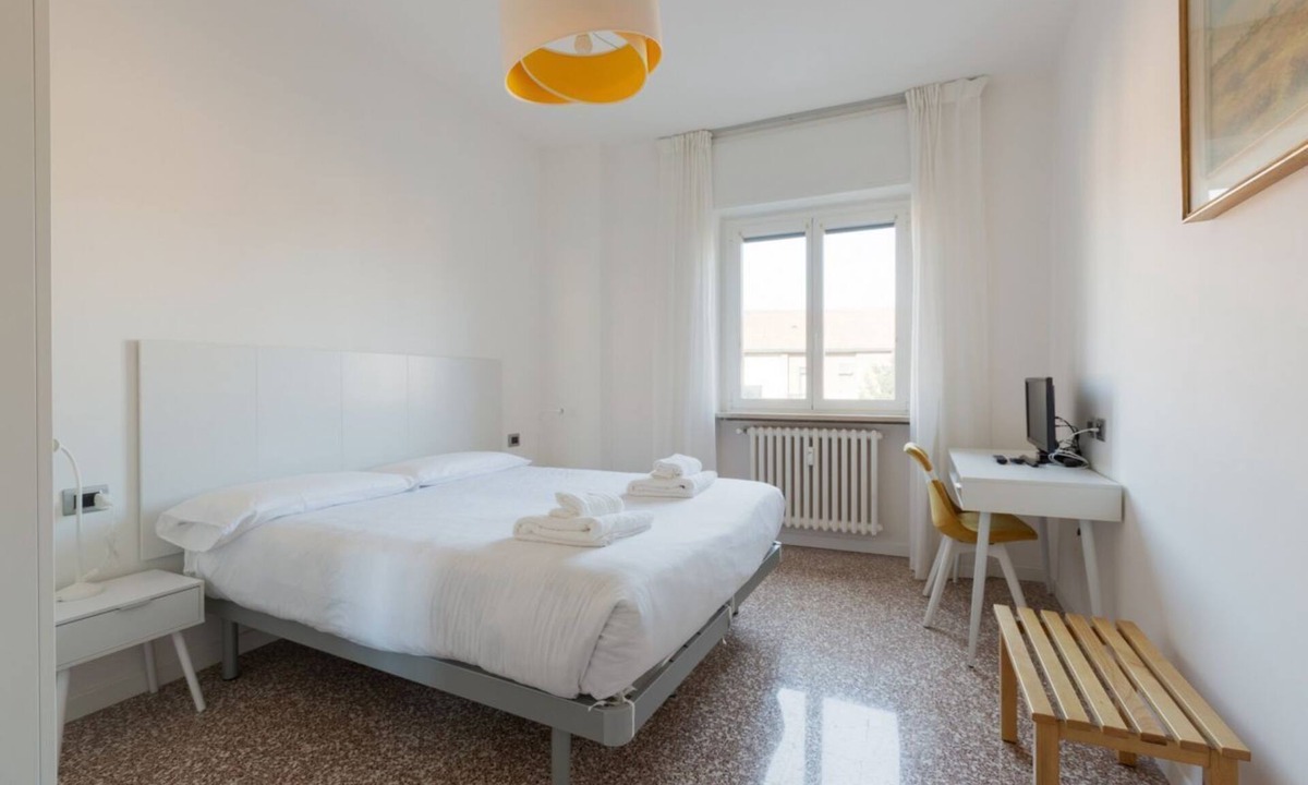 Lambrate Apartment | GuestHost - Comfortable 100sqm flat located on the fourth floor (with lift), equipped with kitchen, living area, two bathrooms and two bedrooms that can accommodate up to 4 people. A short walk from Lambrate and Udine stations, it is conveniently located