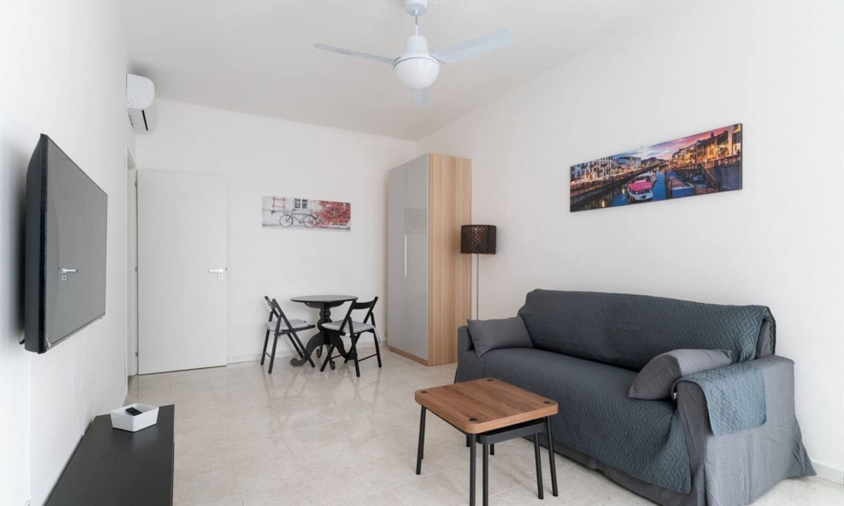 Crescenzago Apartment | GuestHost - Comfortable 70m2 apartment that can accommodate up to 4 people on the first floor of a building WITHOUT elevator just 150m from the green M2 metro of Cimiano.Close to San Raffaele hospital and the Martesana canal that flows through the reside
