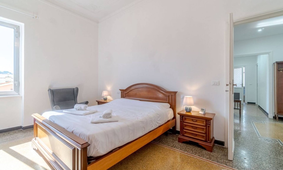 San Fruttuoso Apartment | GuestHost - Comfortable and spacious 95m2 apartment capable of hosting up to 5 guests, it is located in a central area, just 5 minutes walk from the metro stop and the Genoa-Brignole railway station, perfect for those who want to visit the city in full c