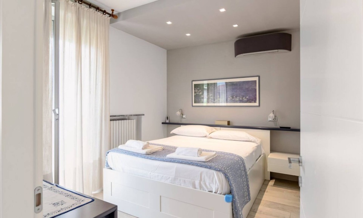 Marina Centro Apartment | GuestHost - Comfortable apartment located on the second floor of a building with a lift (NOT suitable for disabled people). There are three steps at the entrance.In 80 m2 of space it accommodates four people with two bedrooms. Two parking spaces included