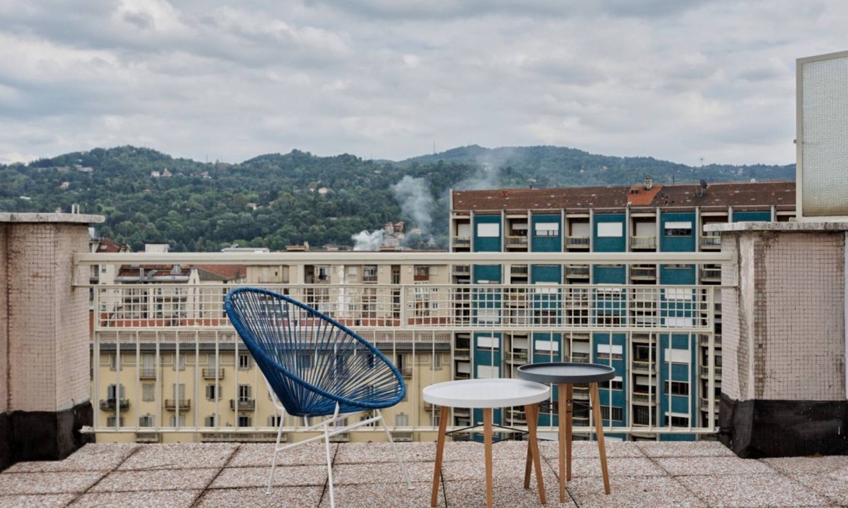 Lingotto Apartment | GuestHost - Comfortable attic apartment with a large furnished terrace is perfect for 3 people, it is located a few meters from the Carducci metro station. We are also a stone's throw from the hospitals (CTO, Molinette, Cellini) and the Parco del Valenti