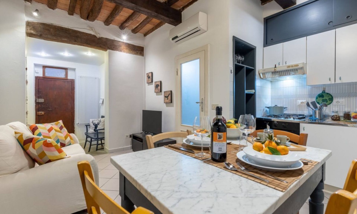 San Francesco Apartment | GuestHost - Comfortable apartment of about 50 sqm that can accommodate up to 2 people located on the first floor of an ancient building, without elevator (NOT suitable for the disabled). The property is located in the center of Pisa a short distance from
