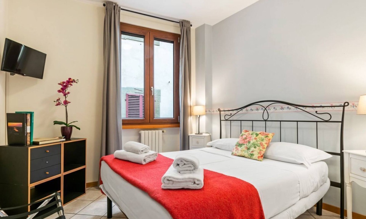 Sant' Ambrogio Apartment | GuestHost - Comfortable and functional 55sqm apartment that can accommodate up to 4 people. Located on the second floor, with elevator (not suitable for disabled), of a characteristic Florentine building, the property is located within Sant'Ambrogio dist