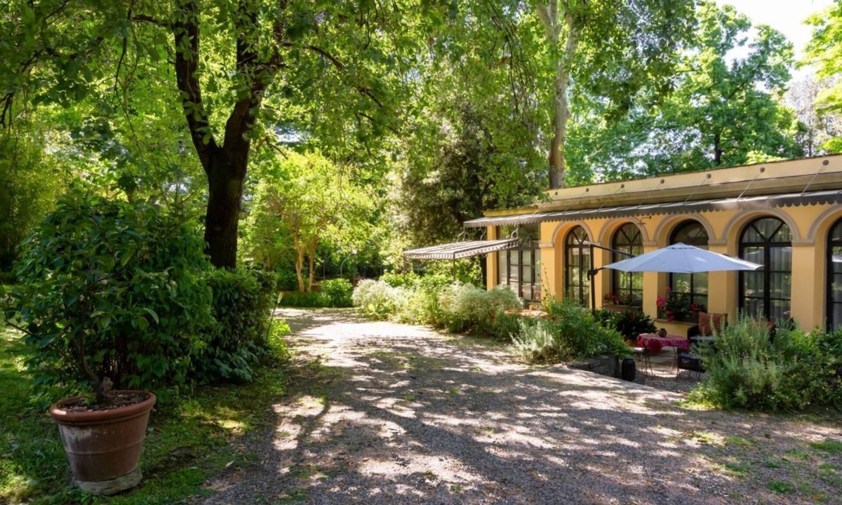 Oltrarno House | GuestHost - Comfortable 30sqm loft that can accommodate up to 3 people. Located on the ground floor of a characteristic building surrounded by Piazzale Galileo greenery, the room is the ideal solution to visit Florence while staying away from the histori