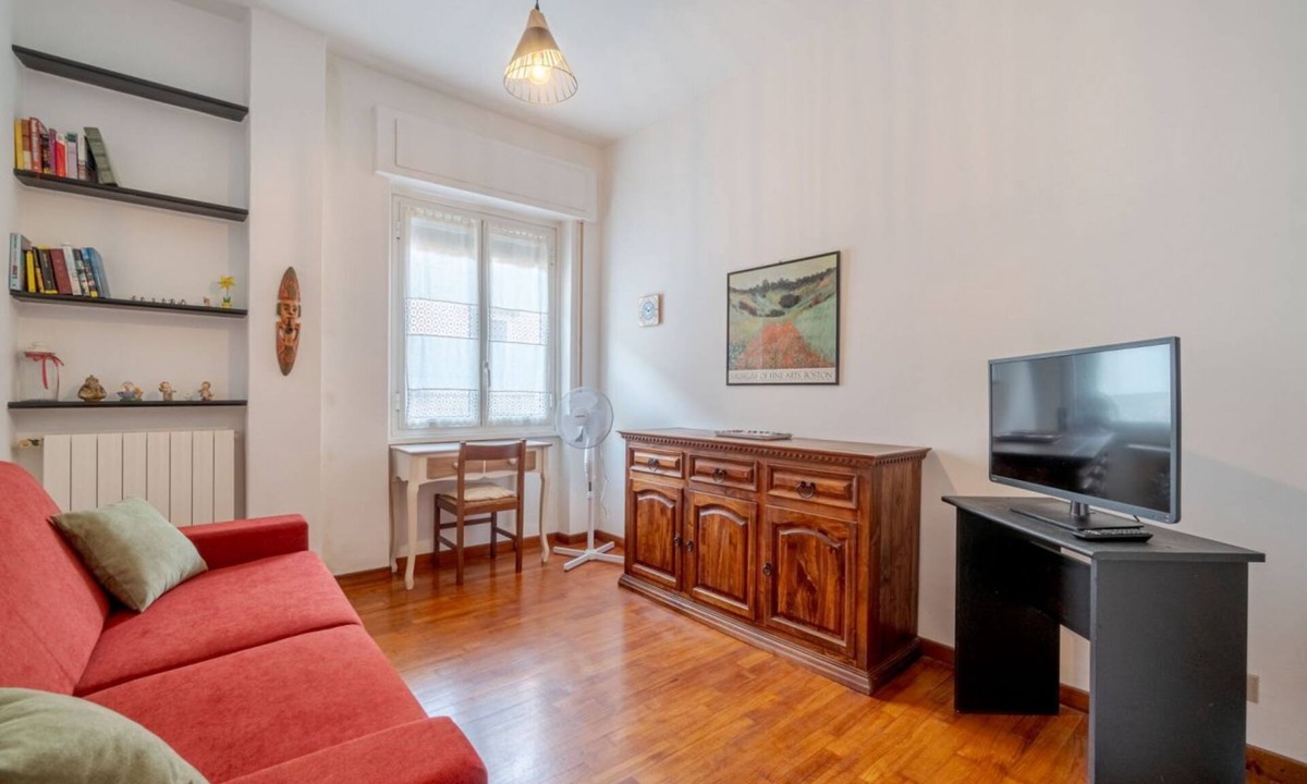 Rapallo Apartment | GuestHost - Comfortable apartmentof approximately 55 m2 capable of hosting up to 4 people and located on the raised ground floor of a lovely period building. The sea, the Castle and the historic center are located about 600 meters away and reachable from
