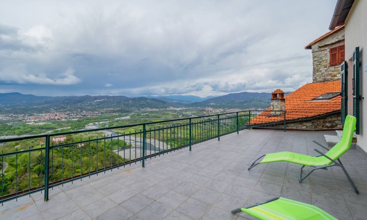 Vezzano Ligure Apartment | GuestHost - Comfy & Roomy Apt - View on the Ligurian Hills!