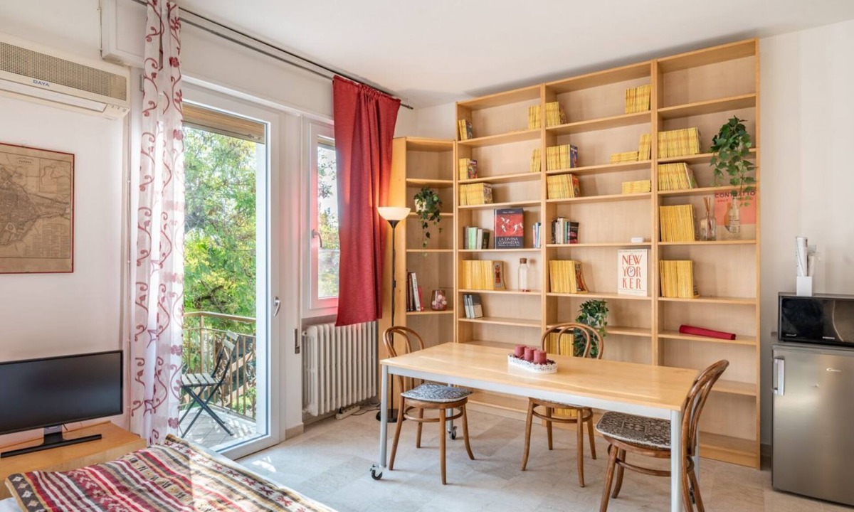 Historic Centre Apartment | GuestHost - Cozy studio, located a few meters from Prato Della Valle and the Basilica of Sant'Antonio. Through the pedestrian street you pass all the wonders of the center. The tram stop is right under the house. Equipped with every comfort to make your
