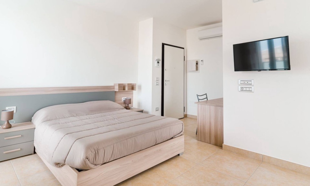 Trani Apartment | GuestHost - Cozy studio with private bathroom and bathroom, which is part of the Scaringi Palace and is perfect for 2 guests. The flat is located in a building located in a quiet and well-connected neighborhood, just a 5-minute drive from the center of T