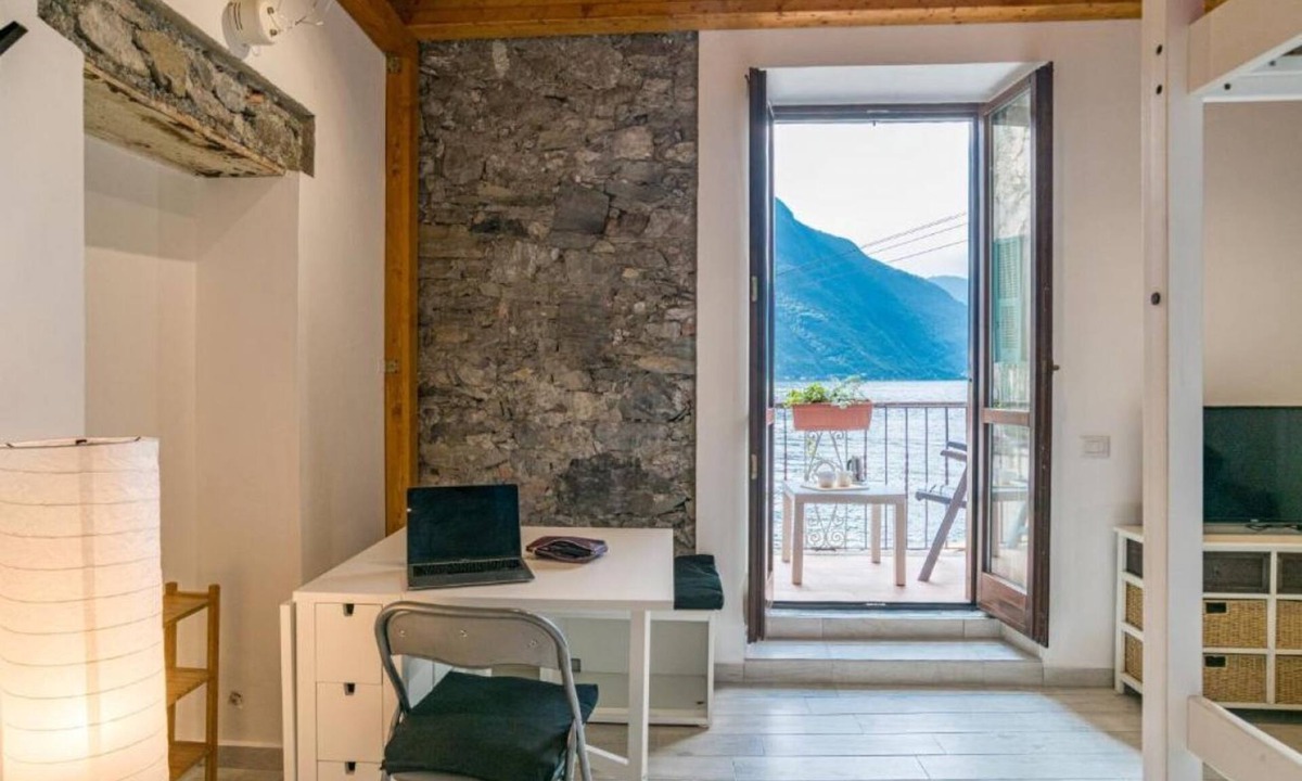 Nesso Apartment | GuestHost - Directly overlooking the lake, this charming, recently renovated studio apartment offers an incomparable view of one of the ancient bridges of the picturesque medieval village of Nesso. Immersed in an atmosphere of tranquillity and authentici