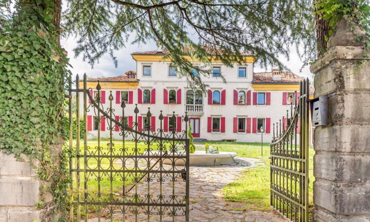 Belluno Apartment | GuestHost - Elegant 350 sqm apartment for 6 people, located on two levels of a historic 18th century villa. The villa, with fine furnishings and frescoed galleries, will enchant you with its rooms, where history and comfort blend to give you an unforgett