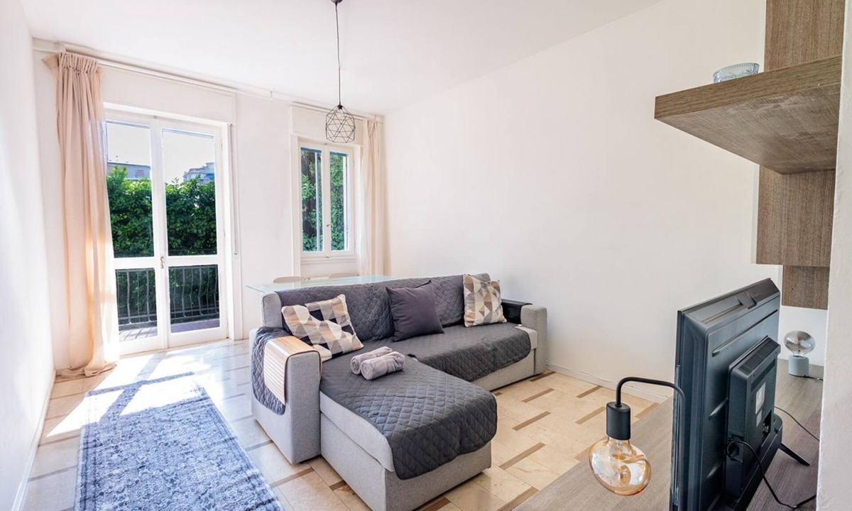 Bergamo Apartment | GuestHost - Elegant 70 sqm apartment in Bergamo, for 4 guests, located on an elevated ground floor (with steps for access). Featuring a spacious terrace, the accommodation offers comfort and style. Situated in the lively Borgo Santa Caterina neighborhood