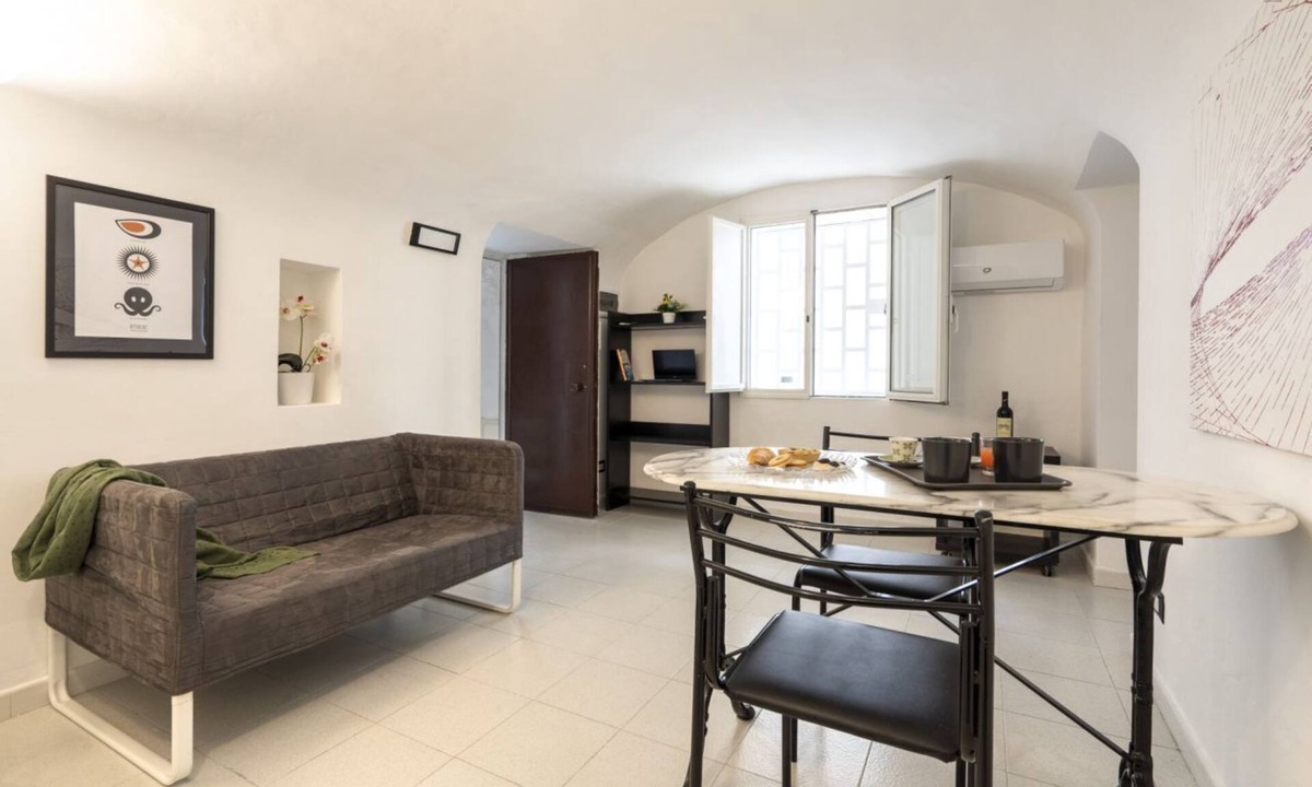 Bari City Centre Apartment | GuestHost - Functional apartment equipped with the main comforts to accommodate up to 3 people. The flat is located in a very central position, in an area equipped with every essential service for a comfortable stay, such as supermarkets, restaurants and