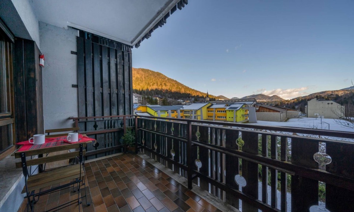 Tarvisio Apartment | GuestHost - In Tarvisio, a cozy 35 sqm studio for 2 guests, located on the second floor of a residential building with an elevator (not suitable for disabled persons). Surrounded by greenery, the building offers an open view of the city center, the sport