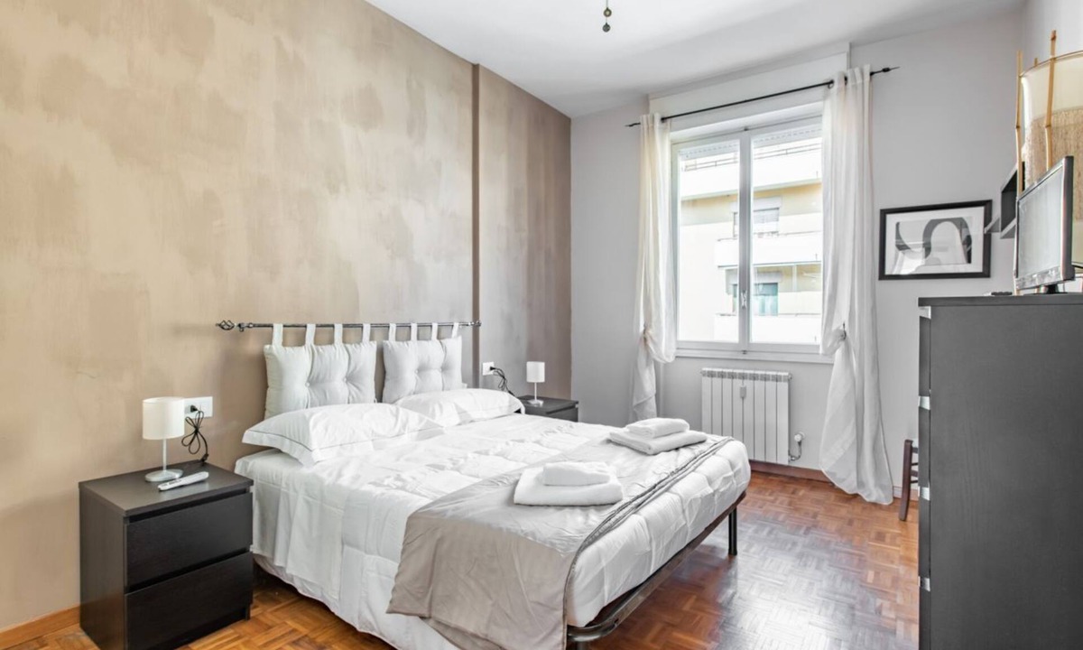 Isolotto Apartment | GuestHost - Modern apartment of 80 square meters, which can accommodate up to 4 people, located on the fourth floor of a building with a lift (steps to access). The property is located a few meters from Lungarno and Cascine Park, in an area ideal for wal