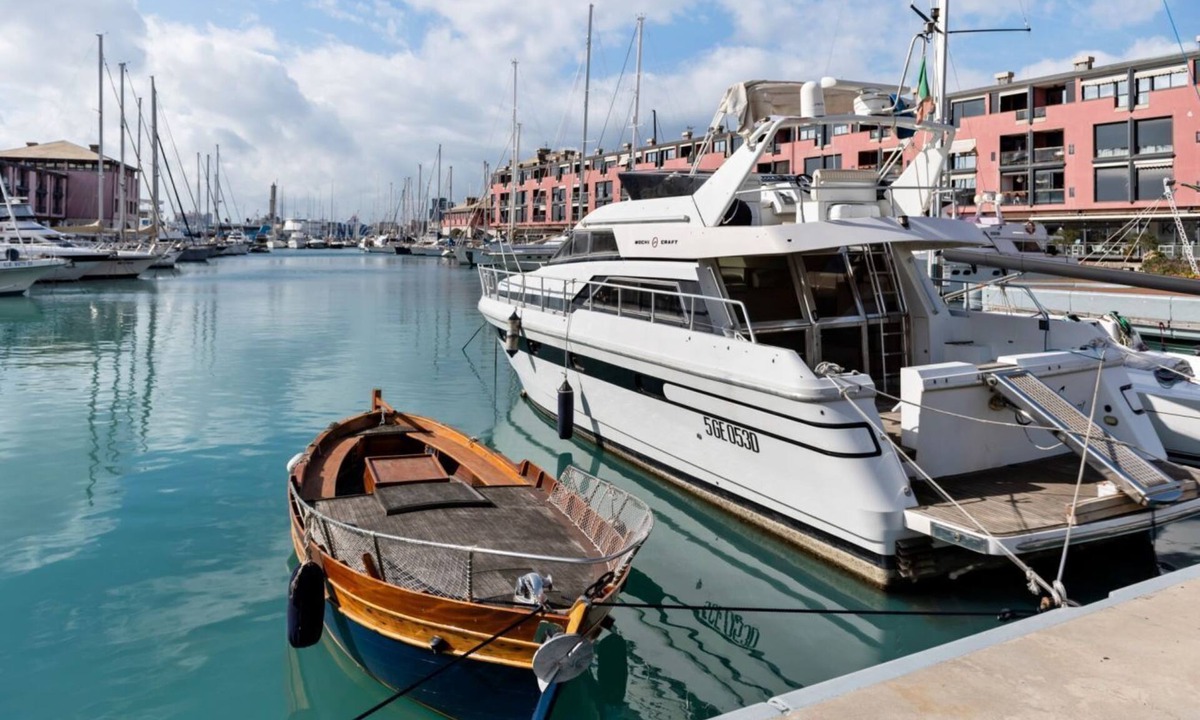 Genoa Apartment | GuestHost - Nice and bright studio apartment in the heart of the Old Port of Genoa, with large panoramic windows overlooking the dock. The apartment is only 300m from the Darsena underground and 800m from the Principe Square railway station. The Genoa Aq