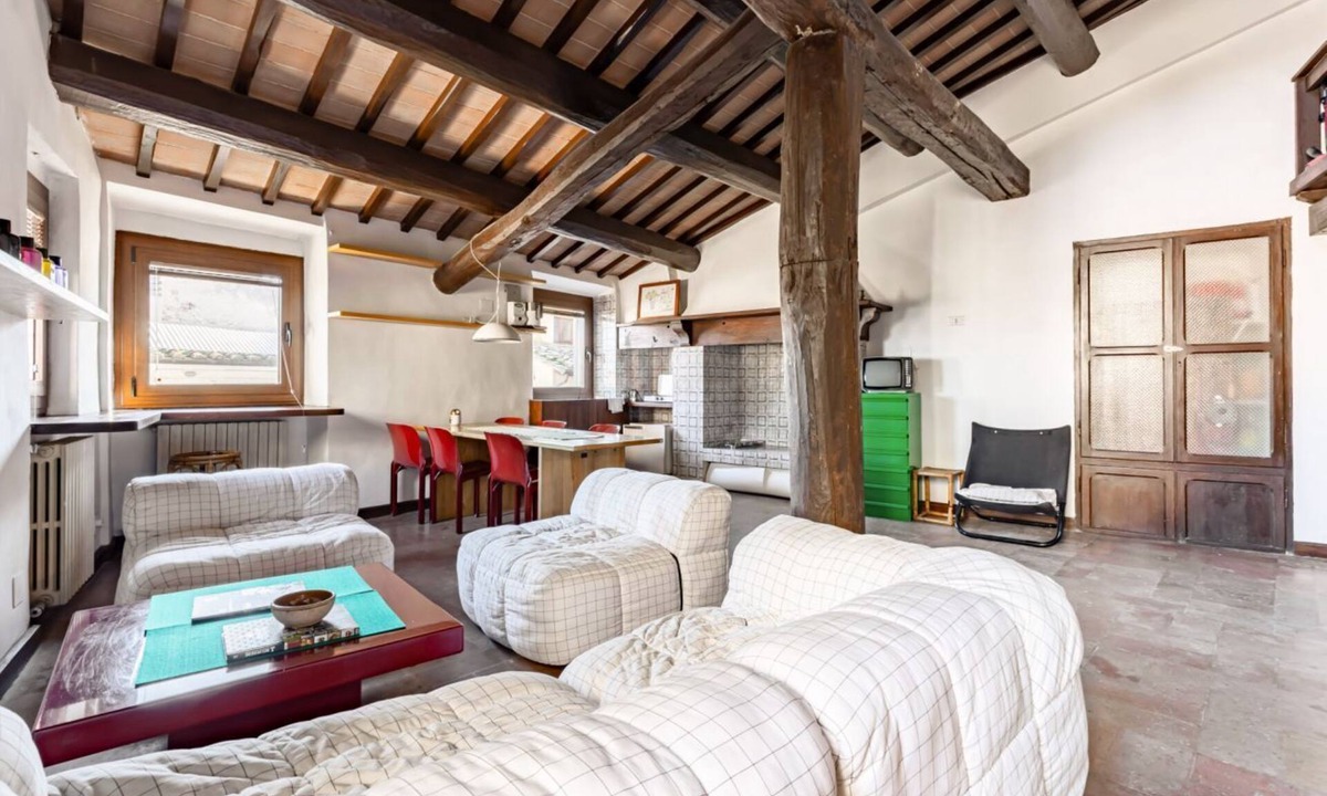 Old Town Apartment | GuestHost - Quiet and central apartment on two levels, able to accommodate up to 3 people. The accommodation offers panoramic views over the city's rooftops and the interior is enriched with exposed wooden beams that add a touch of warmth and history. Lo