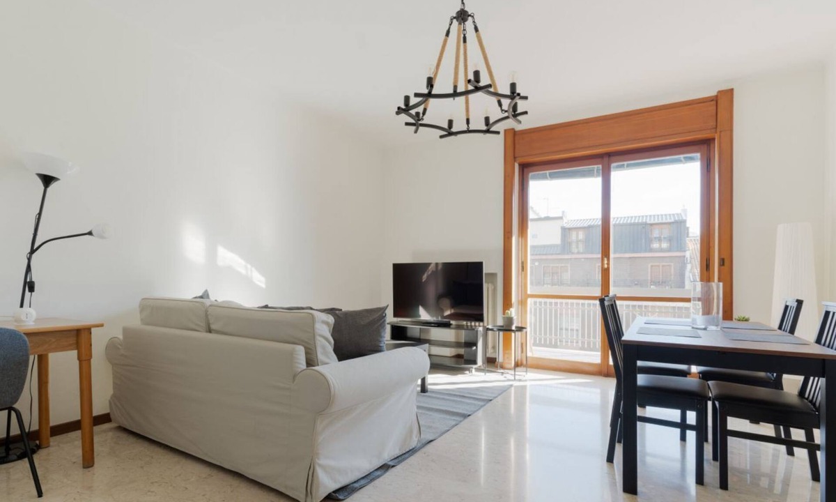 La Fontana Apartment | GuestHost - Spacious 100m2 flat, ideal for up to 6 people, located on the fourth floor of a building with lift.The apartment is located in the Zara district, a key & well-connected area that connects the residential and commercial area of ​Viale Zar