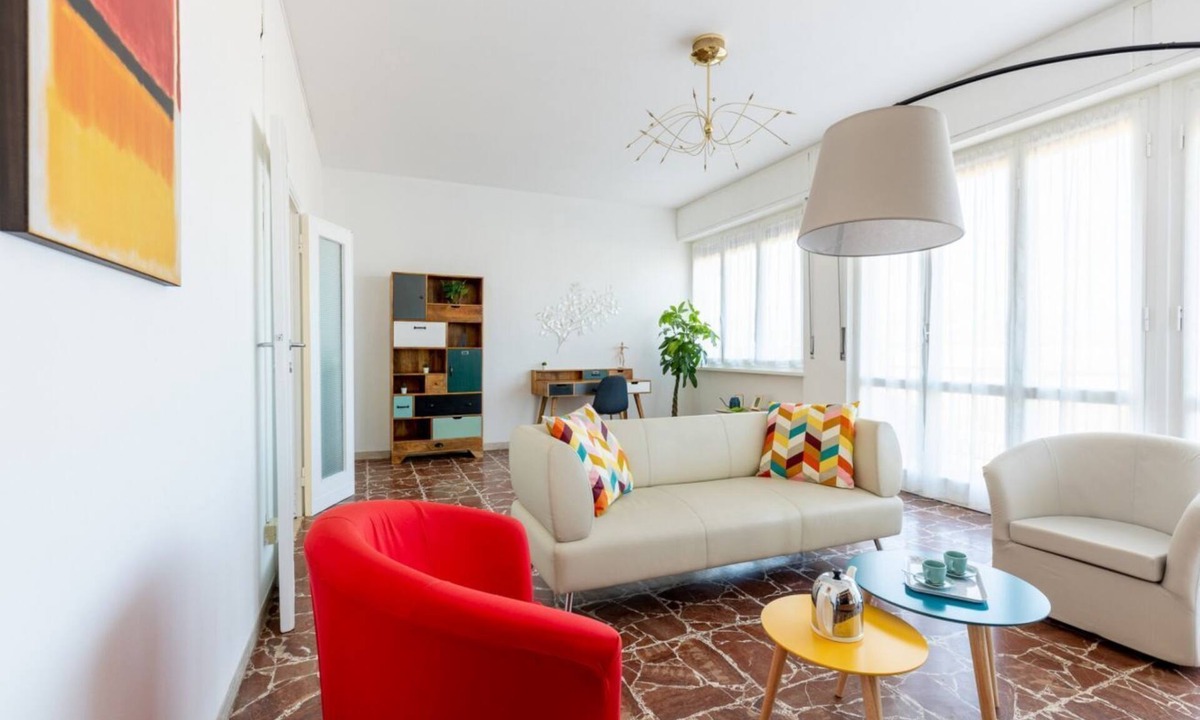 Sant'Antonio Apartment | GuestHost - This cozy and bright 124 sqm penthouse apartment can accommodate up to 6 people and is located on the 6th floor of a 1970s building with lift.The apartment boasts a splendid view over the city of Pisa, which guests can admire from one of its