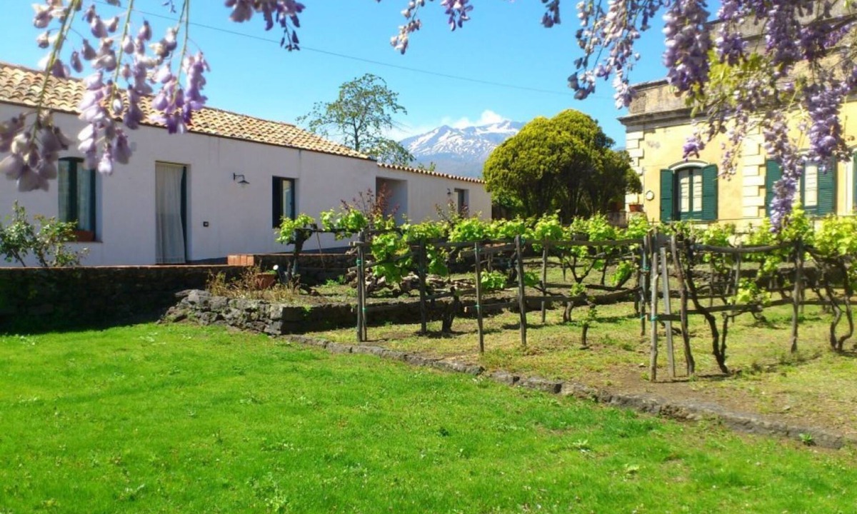 Trecastagni Villa | GuestHost - Wonderful 19th-century villa of about 190 sqm, on two levels, able to accommodate up to 10 people. The villa, with panoramic views of Mount Etna, boasts a large garden with olive grove and an external courtyard. The property is located in Tre