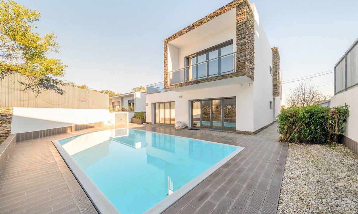 Charneca de Caparica e Sobreda Apartment | GuestReady - Charming family retreat with pool