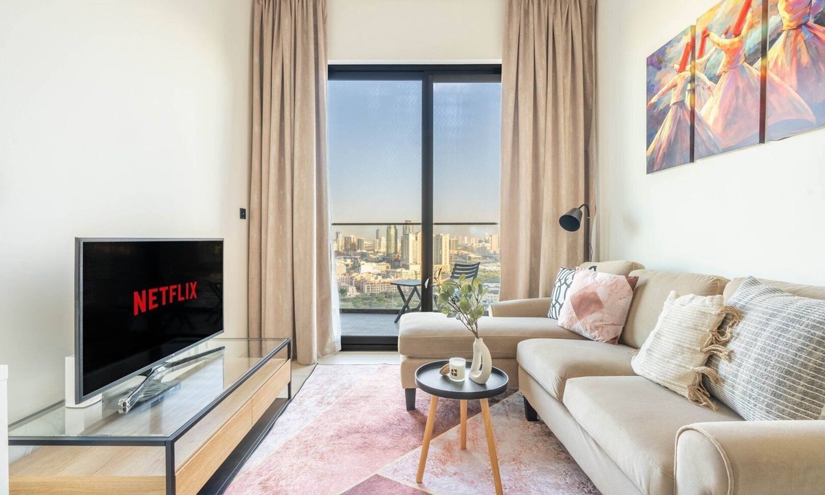 Jumeirah Village Circle Apartment | GuestReady - Modern 1BR | 19th Floor & City Views