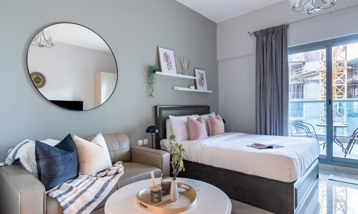 Business Bay Apartment | GuestReady - Studio | Balcony-Canal View