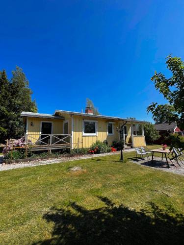 Jomala House | Gula huset