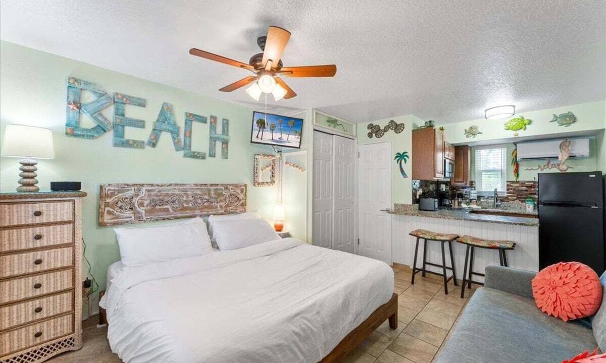 Treasure Island Condo | 🏝️ Gulf-Front Studio: King Bed Full Kitchen Heated Pool ➠ Tropic Terrace 37