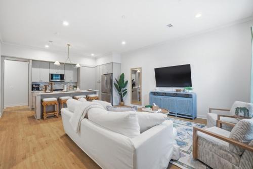 Pass Christian Apartment | Gulf Paradise 3BD - Pool - Walk to the Beach