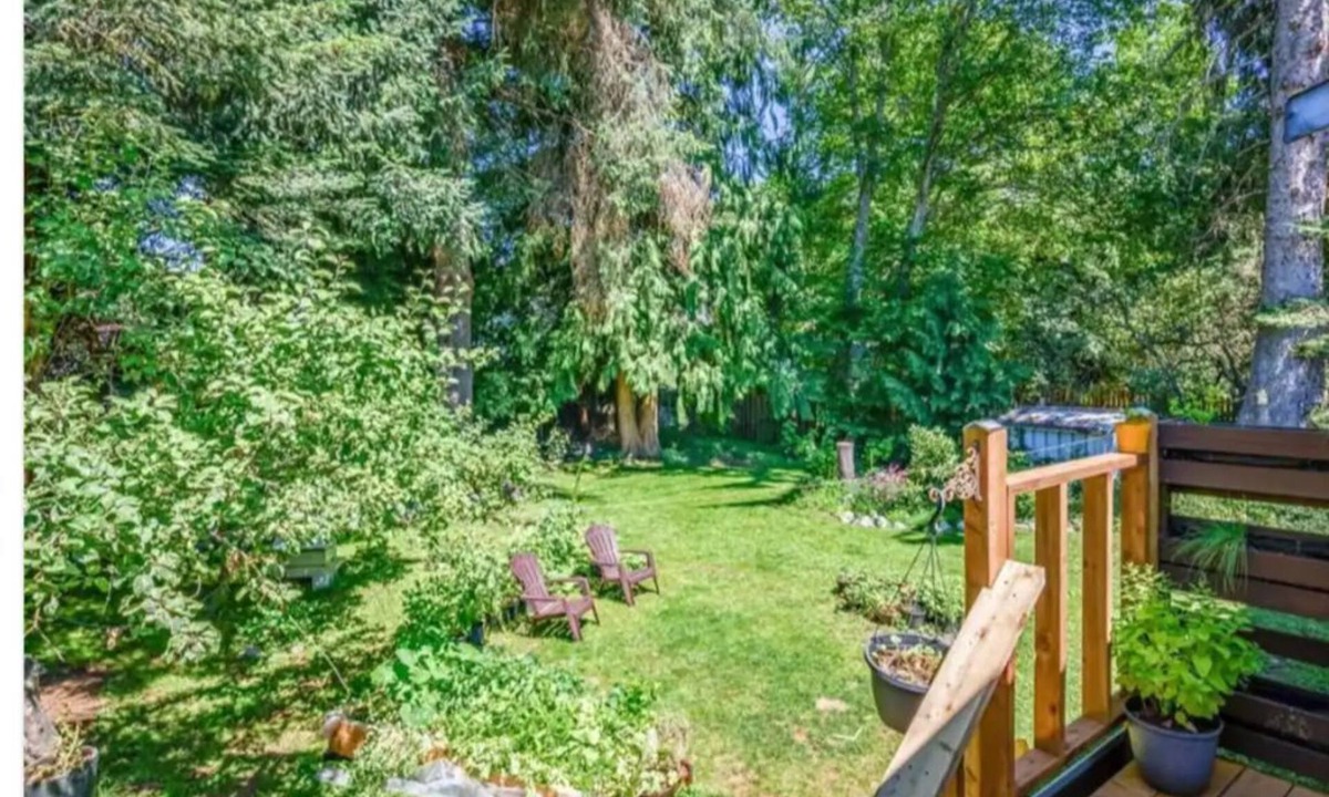 Comox House | Gull BnB - Upper Suite w/Patio