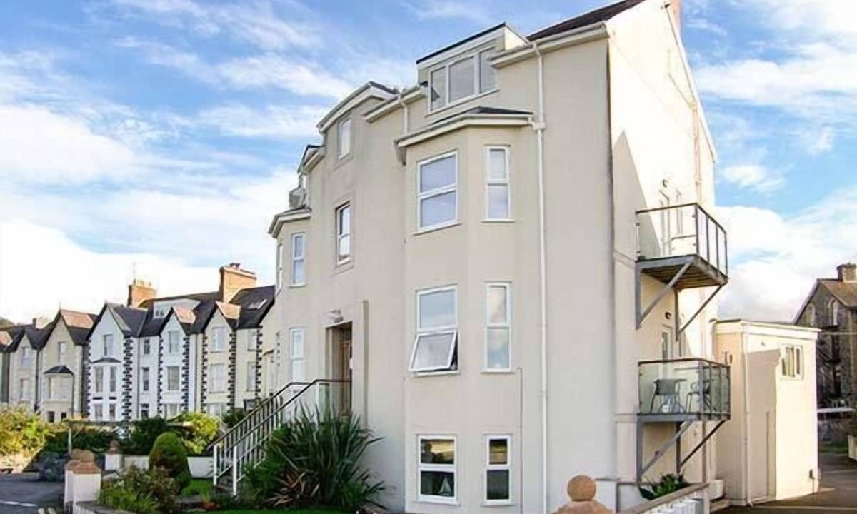 Llanfairfechan Apartment | GWYLANEDD ONE, family friendly in Llanfairfechan