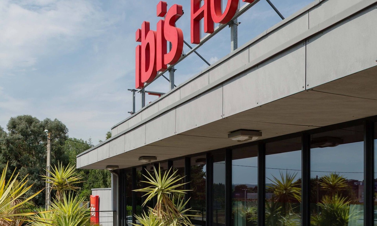 Ploumagoar Hotel | Hôtel Ibis de Guingamp Cœur de Bretagne