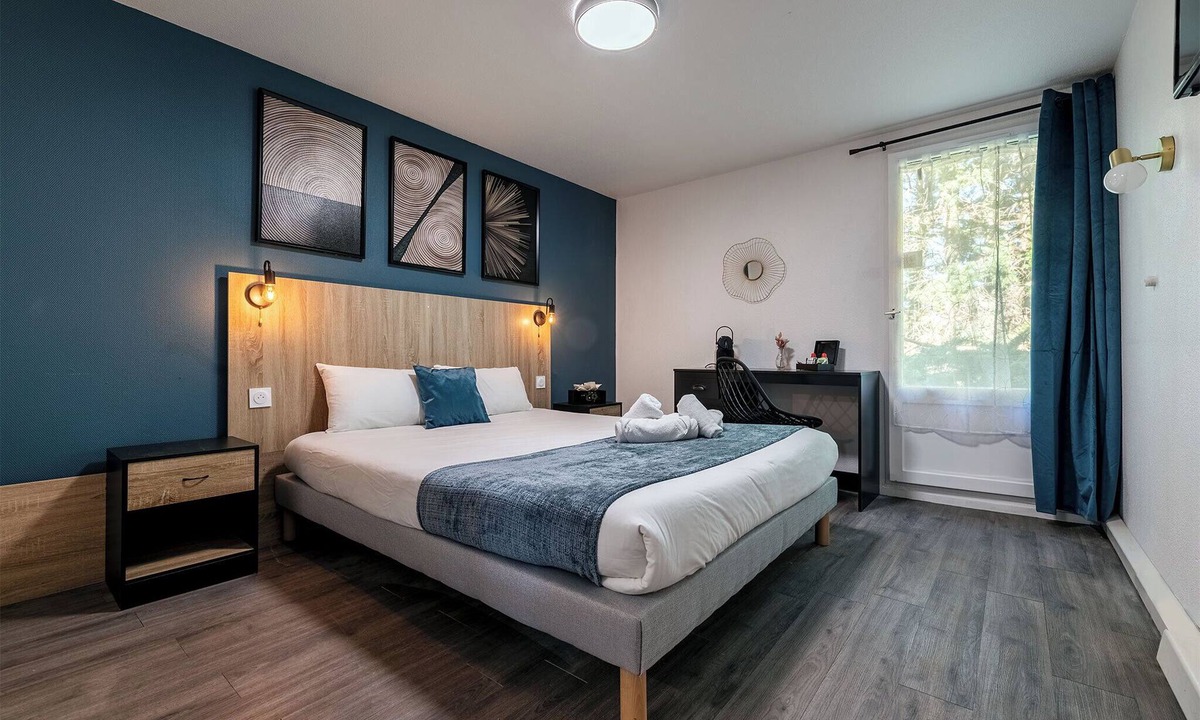 Saint-Laurent-des-Vignes Hotel | Hôtel Le Roxane
