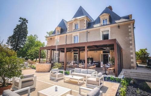 Rouffignac-Saint-Cernin-de-Reilhac Hotel | Hôtel & Restaurant - Le Manoir des Cèdres - piscine extérieure et climatisation