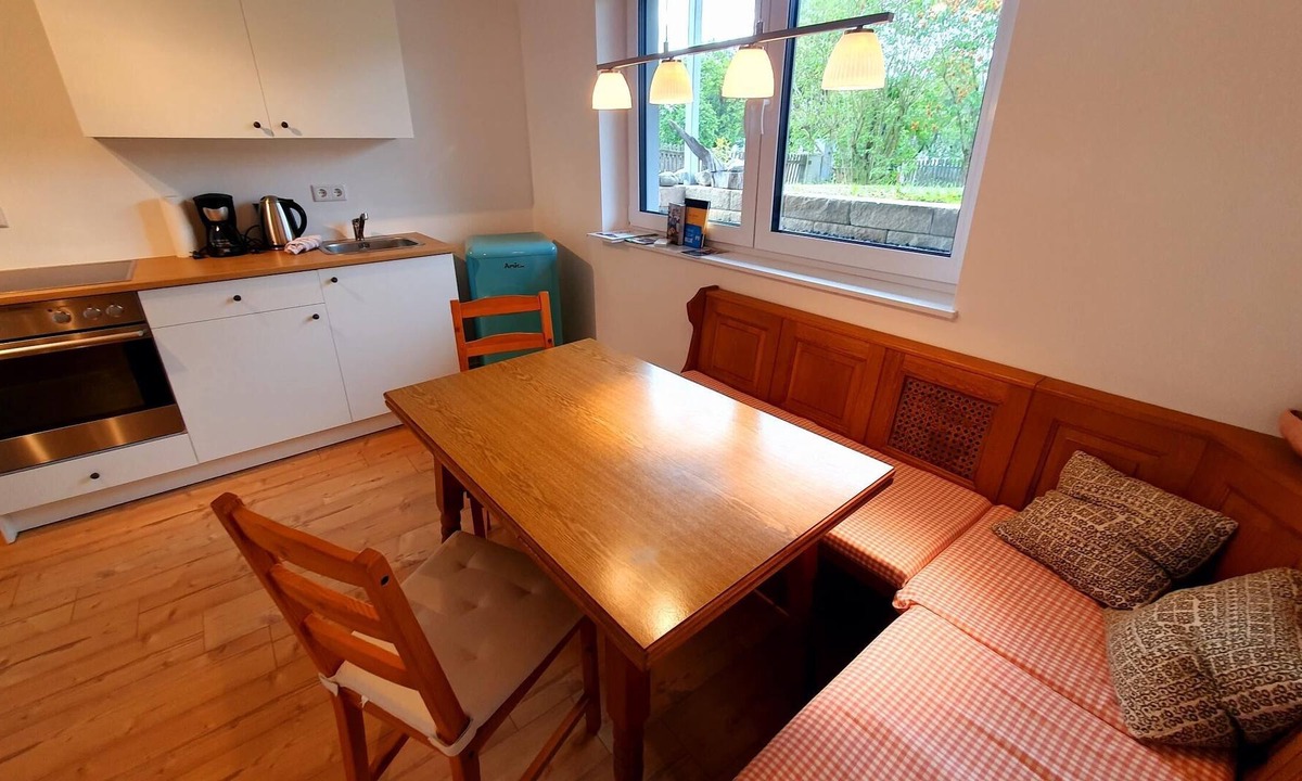 Furstenfeldbruck District Apartment | Hübsches Lichtdurchflutetes Apartment im Souterrain, Ideal für 1 bis 2 Gäste