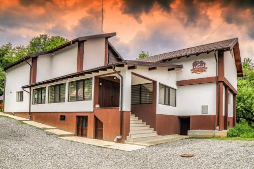 Arefu House | Hățașul Bunicului