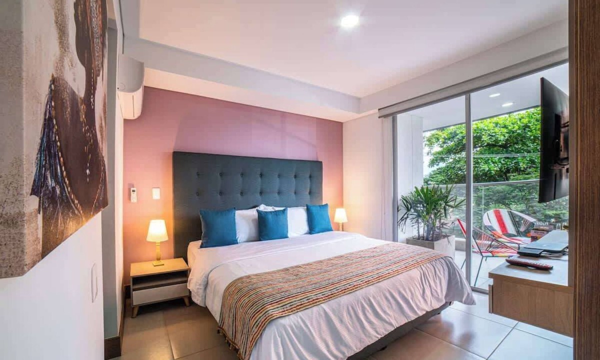 Granada Apartment | H208 - Awesome 2-Bed | 2 Bath | Rooftop Pool | Gym