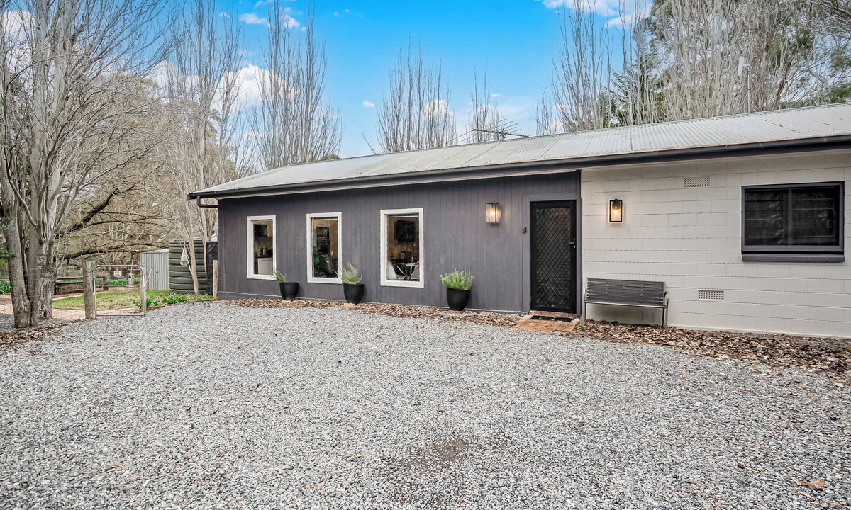 Echunga Cottage | Hahndorf Providence Cottage 30 minutes from the CBD. Pet friendly. Outdoor bath