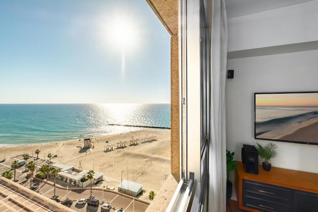Haifa Apartment | Haifa Beachside Chic Stay