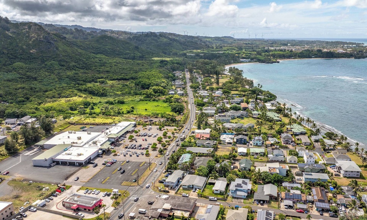 Hauula House | "Hale Opaka" | Beach Access, 6 BR, 2 Kitchens, A/C