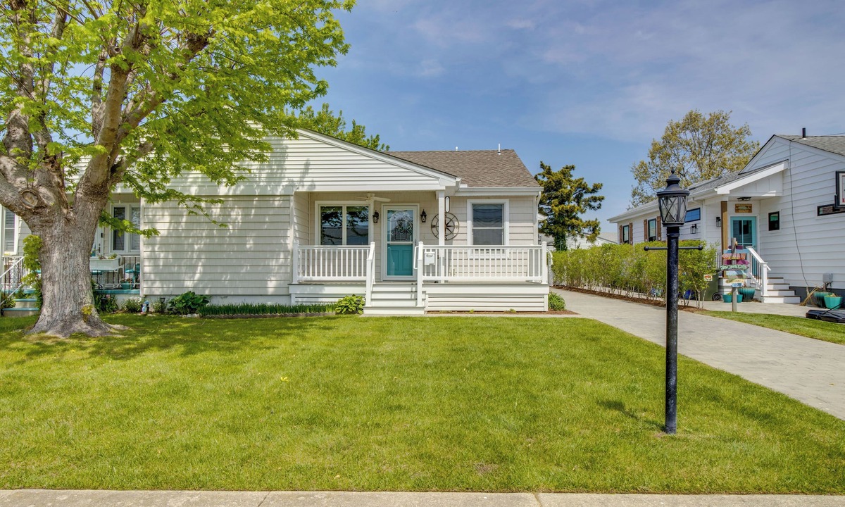 Village Green House | Half-Mi to Beach: Cape May Getaway w/ Deck & Yard!