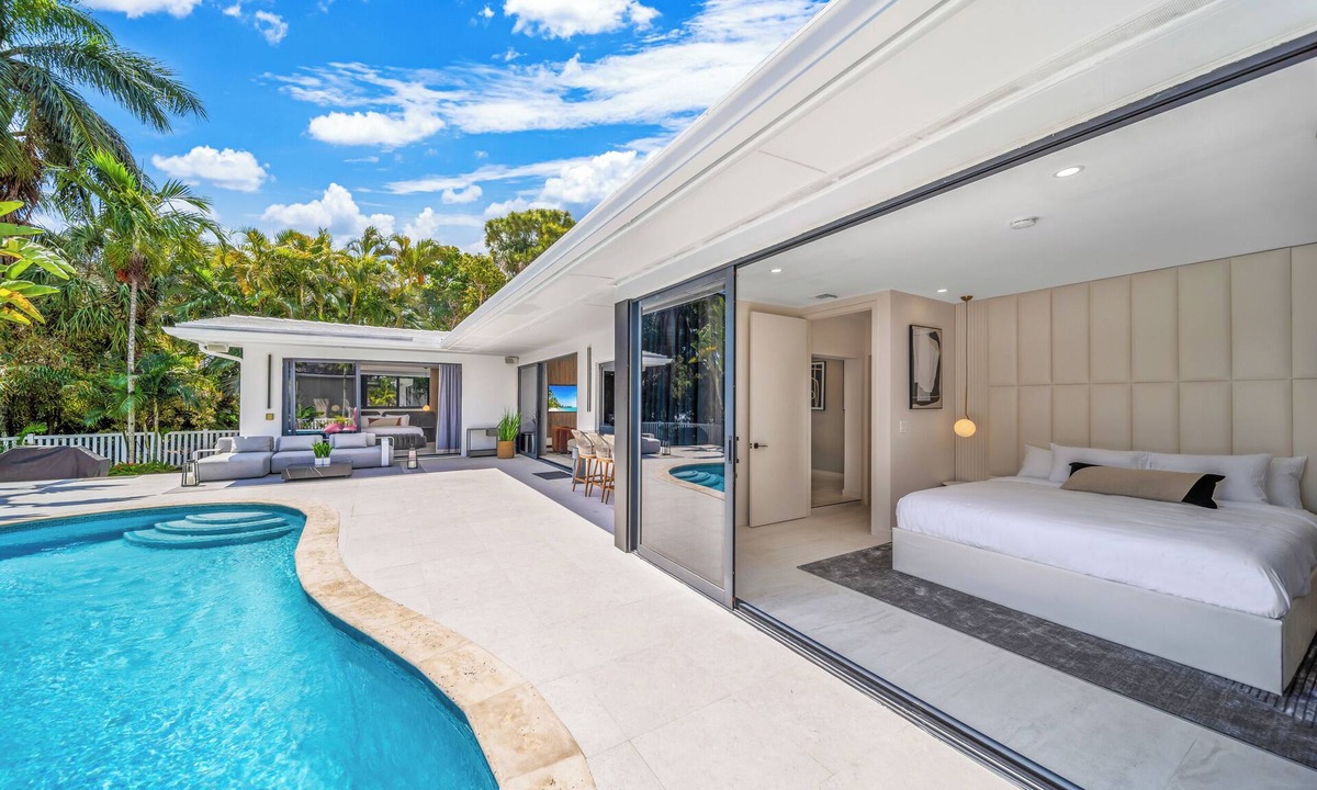 Hallandale Beach House | Hallendale Beach Waterfront Modern Home, Grill & Pool