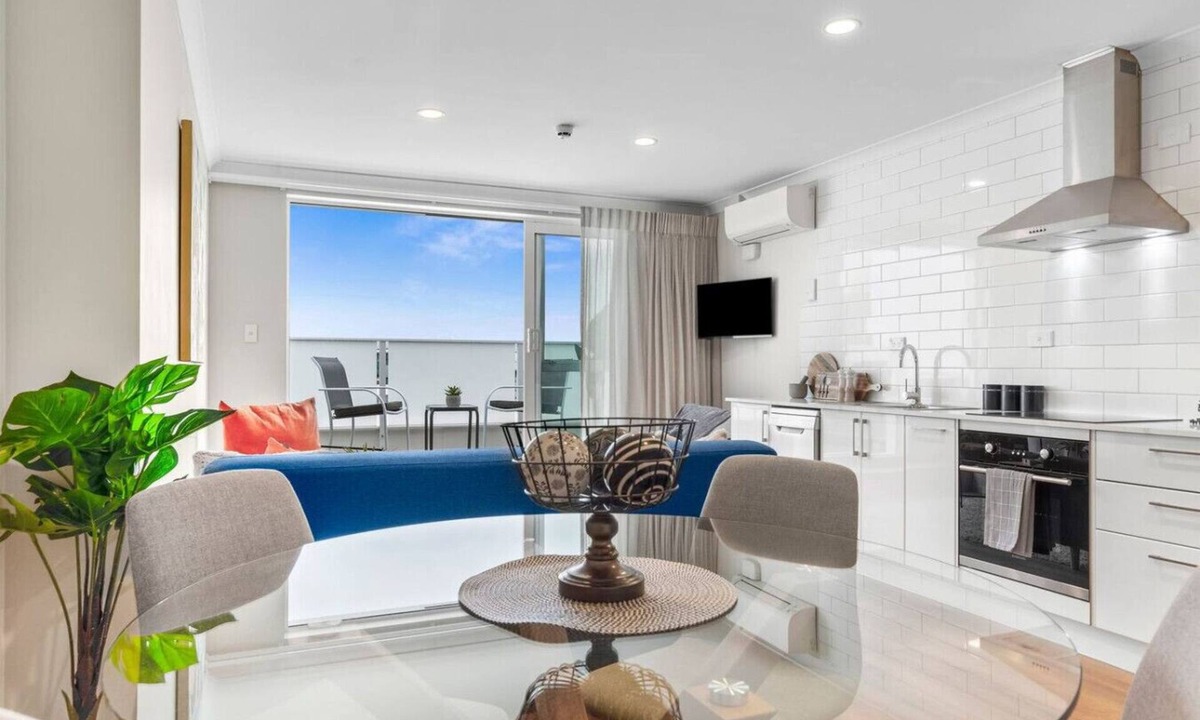 Hamilton Apartment | Hamilton High-Rise - Beauty and Balloons