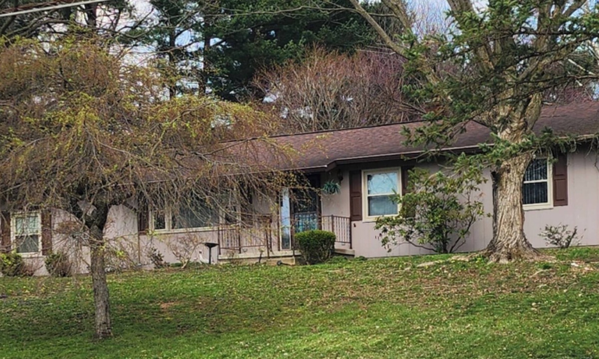 Uniontown House | Hamilton's Hideaway, 3 Bdrm, Amazing 70s Retro Home, 15 mins to NFL Hall Of Fame