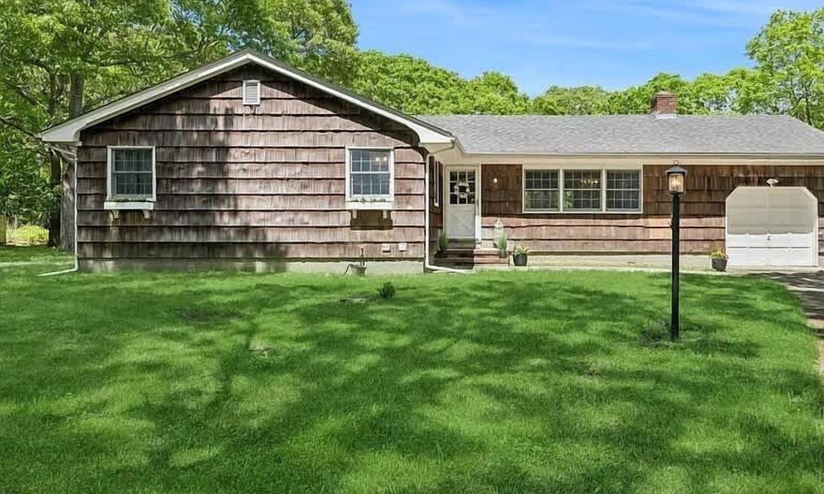 Hampton Bays House | Hampton Bays 3BR Cottage | Vaulted Ceilings, Private Yard, Near Beaches