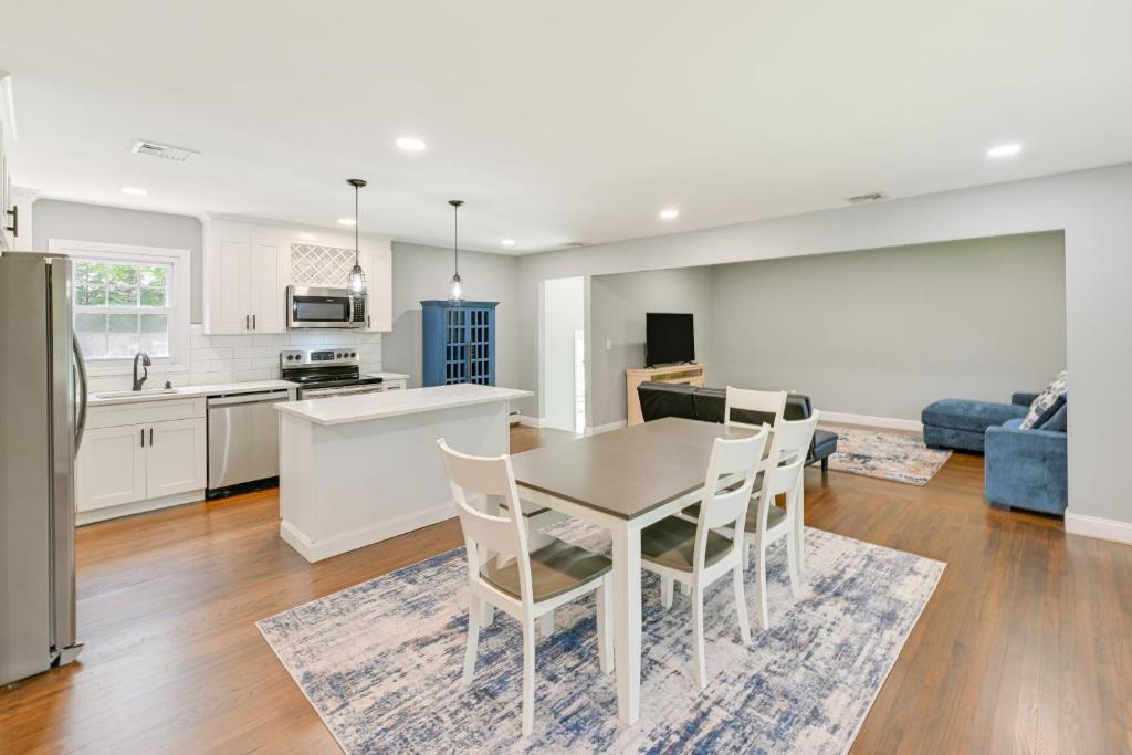 Hampton Bays House | Hampton Bays Retreat: Walk to Squires Beach!