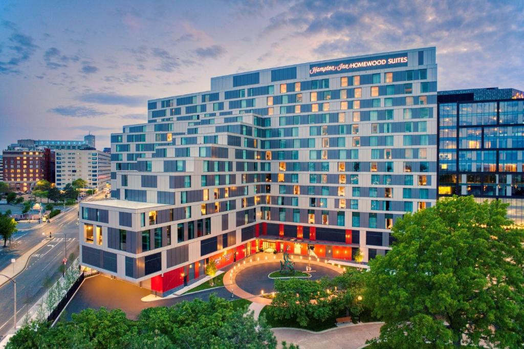 D Street - West Broadway Hotel | Hampton by Hilton at the Boston Seaport District