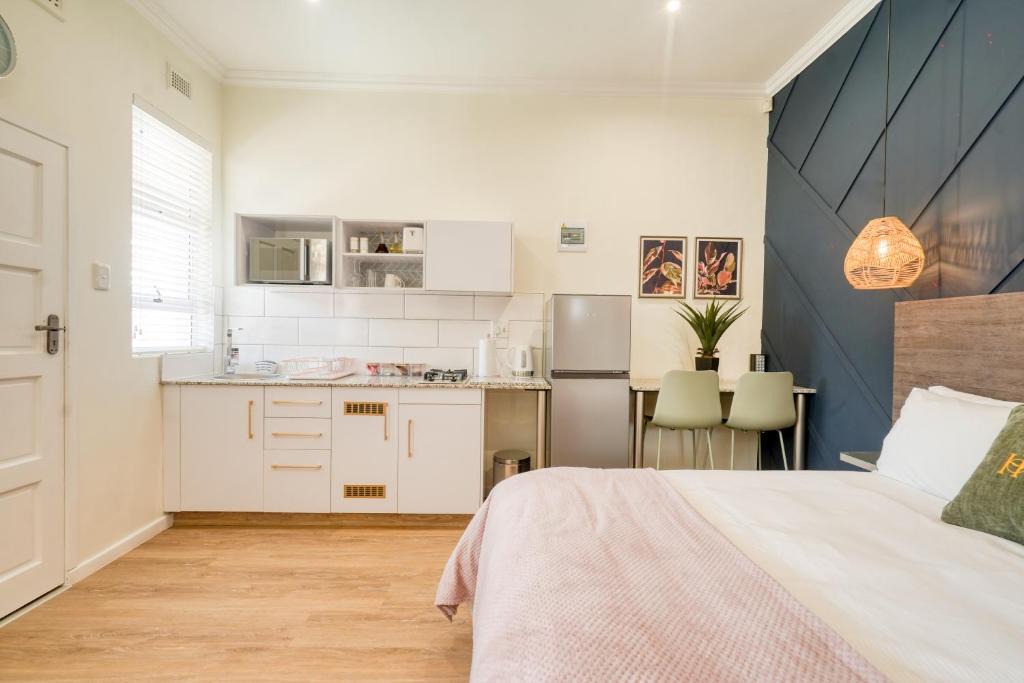 Windermere Apartment | Hampton Collection - 2 Sleeper Serviced Studio Apartment with Pool
